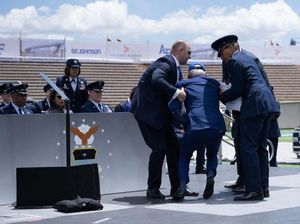 Kondisi Joe Biden Usai Jatuh Tersandung Karung Pasir di Acara Wisuda