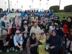 Momen Prabowo Diserbu Emak-emak Saat Nonton Tim Persib U-17 di Qatar