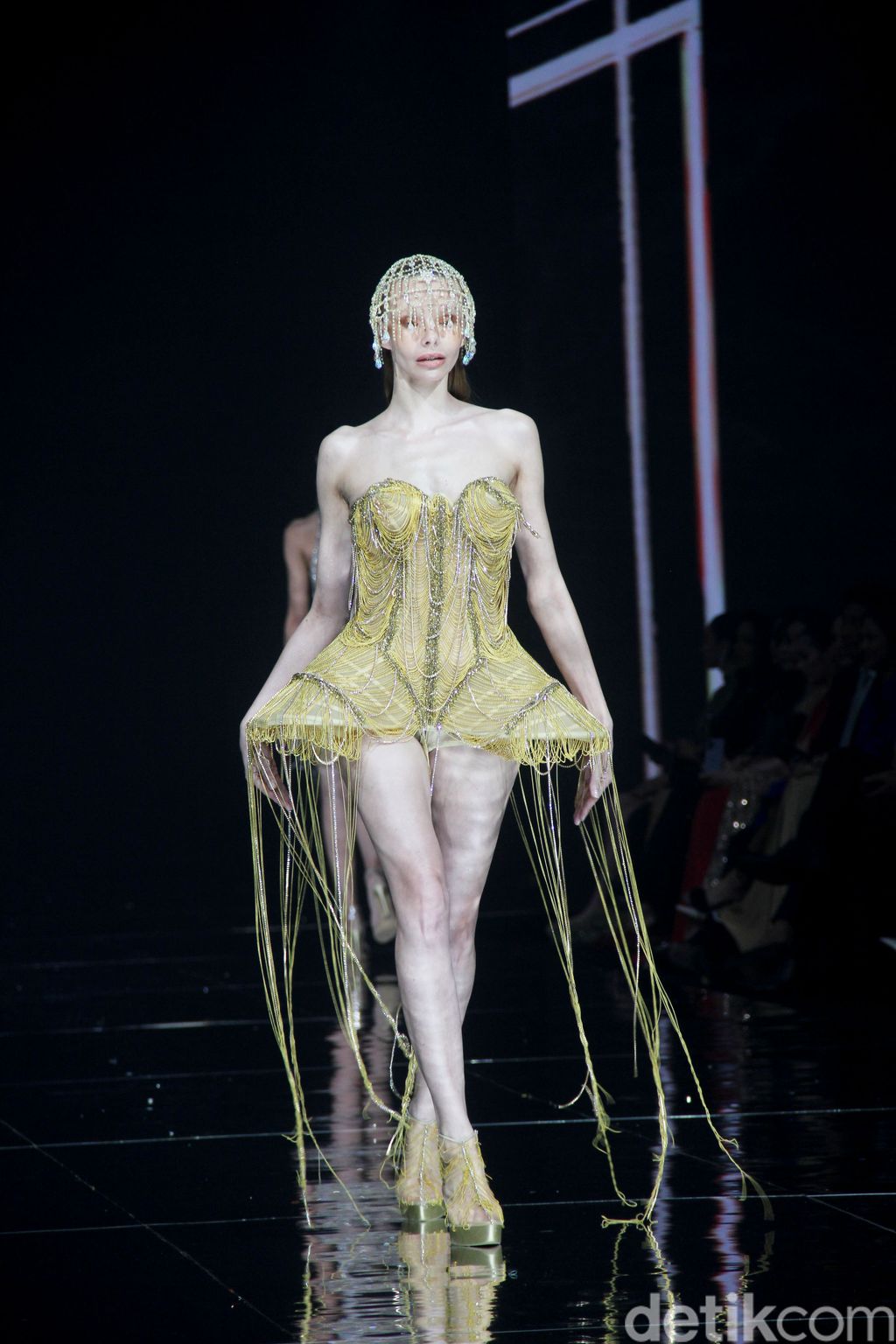 Fashion Show koleksi Monica Ivena