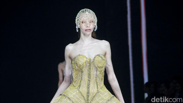 10 Koleksi Gaun Malam Monica Ivena, Desainer yang Karyanya Dipakai Artis Dunia