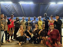 Satgas FPU Indonesia Tampil Berpakaian Adat di Peacekeeper Day