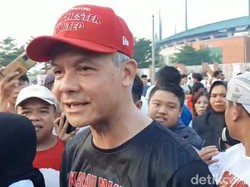 Ganjar Pranowo Lari Pagi di Stadion Pakansari Bogor, Warga Histeris