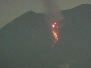 Gunung Semeru Muntahkan Guguran Lava Pijar Sejauh 2 Km