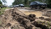 Jalan di Cengal Ogan Komering Ilir Rusak Parah