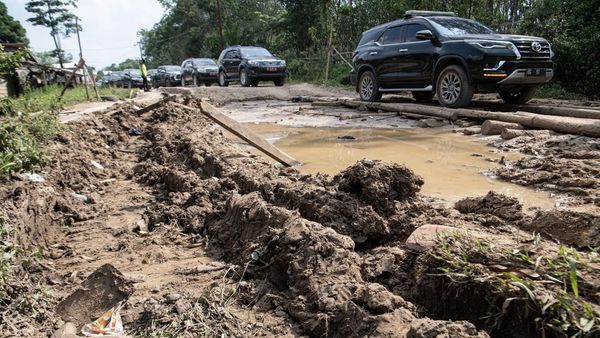 Jalan di Cengal Ogan Komering Ilir Rusak Parah