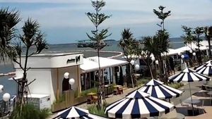 10 Kafe dan Restoran dengan Semilir Angin Pantai untuk Bersantai