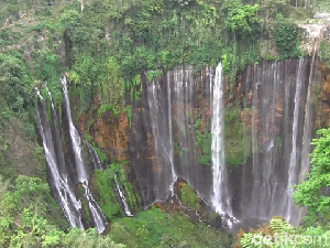 Pesona Keindahan Air Terjun Seribu Tirai di Lumajang Jatim Pesona Keindahan Air Terjun Seribu Tirai di Lumajang Jatim