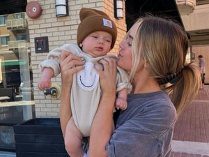 Jadi Kontroversi, Ibu Pakaikan Spray Penggelap Kulit untuk Bayi Usia 4 Bulan Jadi Kontroversi, Ibu Pakaikan Spray Penggelap Kulit untuk Bayi Usia 4 Bulan