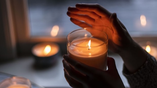 Membakar lilin aromaterapi/Foto: Unsplash.com/Rebecca Peterson-Hall Cara menerapkan gaya hidup hygee untuk menikmati hidup