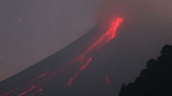 Merapi Kembali Muntahkan Lava Pijar