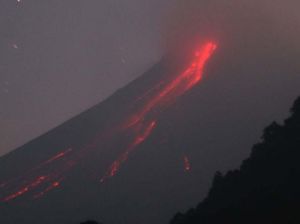 Merapi Kembali Muntahkan Lava Pijar