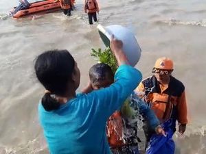 4 Nelayan di Tuban Hilang Ditemukan Selamat Lalu Disiram Kembang Setaman 4 Nelayan di Tuban Hilang Ditemukan Selamat Lalu Disiram Kembang Setaman