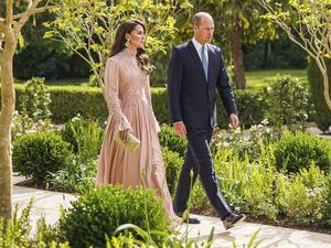 Kate Middleton Anggun Pakai Gaun Pink di Pernikahan Pangeran Yordania Kate Middleton Anggun Pakai Gaun Pink di Pernikahan Pangeran Yordania