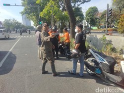Kaget Suara PCTL, Biker di Surabaya Tabrak pemotor Lalu Jatuh ke Selokan
