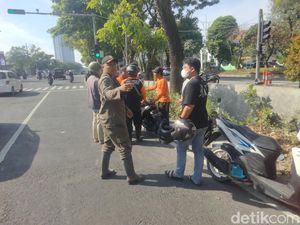 Kaget Suara PCTL, Biker di Surabaya Tabrak pemotor Lalu Jatuh ke Selokan Kaget Suara PCTL, Biker di Surabaya Tabrak pemotor Lalu Jatuh ke Selokan