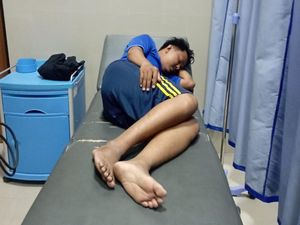 3 Petugas Damkar Sampang Dilarikan ke RS Usai Evakuasi Tawon Vespa 3 Petugas Damkar Sampang Dilarikan ke RS Usai Evakuasi Tawon Vespa