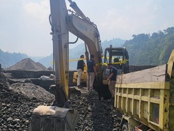 4 Penambang Pasir Ilegal di Blitar Diamankan, Truk dan Alat Berat Disita
