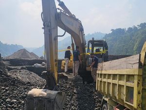 4 Penambang Pasir Ilegal di Blitar Diamankan, Truk dan Alat Berat Disita 4 Penambang Pasir Ilegal di Blitar Diamankan, Truk dan Alat Berat Disita