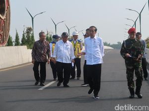Jokowi Janji Rampungkan Jalur Lintas Selatan hingga Banyuwangi Tahun Ini Jokowi Janji Rampungkan Jalur Lintas Selatan hingga Banyuwangi Tahun Ini