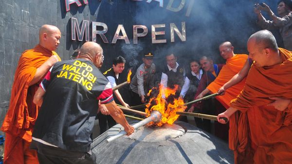 Begini Prosesi Pengambilan Api Dharma Waisak