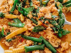 Resep Tumis  Ayam dan Sayuran Pedas yang Sederhana Untuk Lauk Bekal