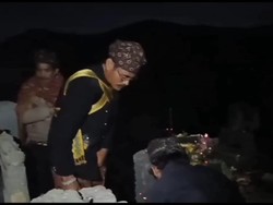 Warga Tengger Gelar Ritual Penggantian Patung Ganesha di Bibir Kawah Bromo