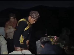 Warga Tengger Gelar Ritual Penggantian Patung Ganesha di Bibir Kawah Bromo Warga Tengger Gelar Ritual Penggantian Patung Ganesha di Bibir Kawah Bromo
