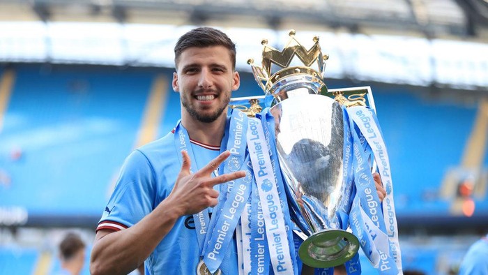 MANCHESTER, ENGLAND - MAY 21: Ruben Dias of Manchester City celebrates with the trophy for the third time after the Premier League match between Manchester City and Chelsea FC at Etihad Stadium on May 21, 2023 in Manchester, England. (Photo by Simon Stacpoole/Offside/Offside via Getty Images)