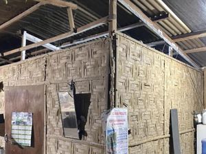 7 Foto Rumah Mini Dari Bilik Bambu, Luarnya Bak Gubuk Dalamnya Mencengangkan