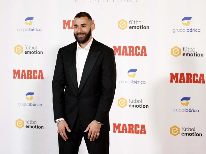 Soccer Football - Real Madrid's Karim Benzema receives the Marca Legend Award - Casino de Madrid, Madrid, Spain - June 1, 2023
Real Madrid's Karim Benzema with a young fan during the award ceremony REUTERS/Juan Medina
