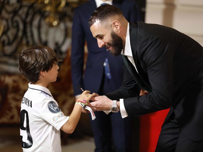 Soccer Football - Real Madrid's Karim Benzema receives the Marca Legend Award - Casino de Madrid, Madrid, Spain - June 1, 2023
Real Madrid's Karim Benzema with a young fan during the award ceremony REUTERS/Juan Medina