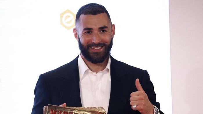 Soccer Football - Real Madrid's Karim Benzema receives the Marca Legend Award - Casino de Madrid, Madrid, Spain - June 1, 2023
Real Madrid's Karim Benzema with a young fan during the award ceremony REUTERS/Juan Medina