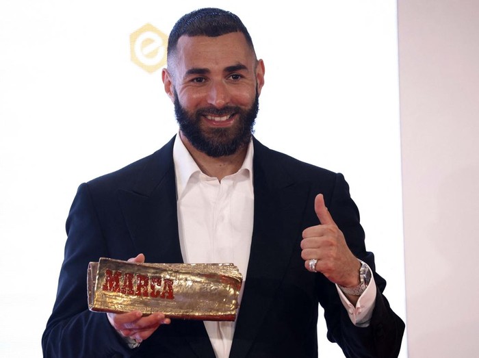 Soccer Football - Real Madrid's Karim Benzema receives the Marca Legend Award - Casino de Madrid, Madrid, Spain - June 1, 2023
Real Madrid's Karim Benzema with a young fan during the award ceremony REUTERS/Juan Medina