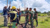Satgas Yonif Raider 200/BN Bantu Pemasangan Tiang Listrik di Papua