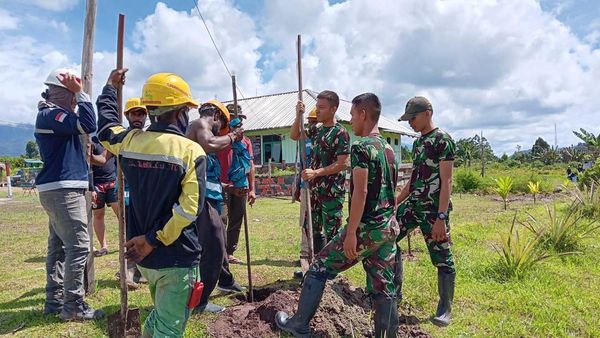 Satgas Yonif Raider 200/BN Bantu Pemasangan Tiang Listrik di Papua
