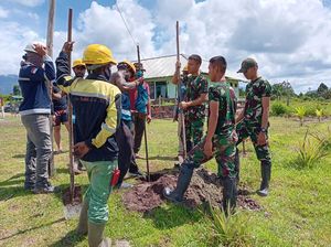 Satgas Yonif Raider 200/BN Bantu Pemasangan Tiang Listrik di Papua Satgas Yonif Raider 200/BN Bantu Pemasangan Tiang Listrik di Papua