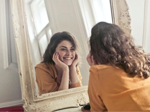 Ilustrasi seorang perempuan yang melihat diri sendiri di cermin.