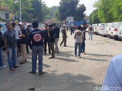 Sejumlah Sopir Ambulans Geruduk Kantor Dishub Purwakarta, Ada Apa?