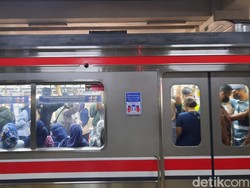 Gapeka! Stasiun Manggarai Tetap Ramai di Hari Libur 2 Juni