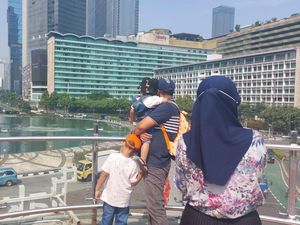 Long Weekend, Warga Ramai-ramai Foto di Anjungan Halte TJ Bundaran HI