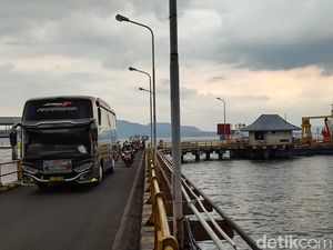Long Weekend Waisak, Penumpang Kapal di Pelabuhan Ketapang Banyuwangi Naik 5% Long Weekend Waisak, Penumpang Kapal di Pelabuhan Ketapang Banyuwangi Naik 5%