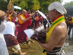 Umat Buddha Gelar Merti Karuna Bumi, Lepas Ribuan Ikan ke Kali Progo