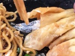 Duh! Pelanggan Ini Temukan Plastik dalam Pangsit di Mie Gacoan