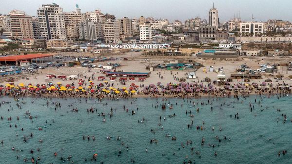 Gelombang Panas Bikin Warga Palestina Serbu Pantai di Gaza