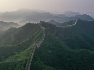 Pagi Berkabut nan Syahdu di Tembok Besar China Pagi Berkabut nan Syahdu di Tembok Besar China