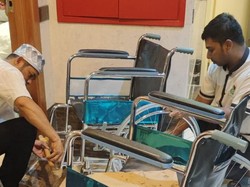 Kisah Jemaah Haji Blitar Perbaiki Kursi Roda di Tempat Sampah untuk Lansia