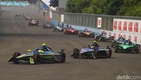 Gaspol... Aksi Pebalap Adu Cepat di Formula E Jakarta Seri ke-10
