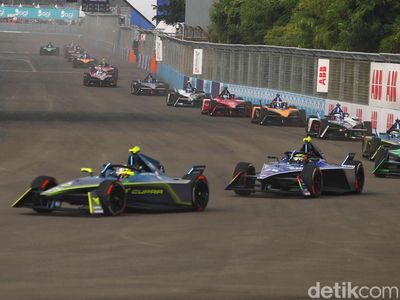 Gaspol... Aksi Pebalap Adu Cepat di Formula E Jakarta Seri ke-10