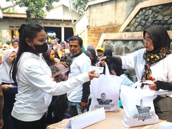Relawan Sandiaga Uno Gelar Bazar Sembako Murah di Kabupaten Bogor