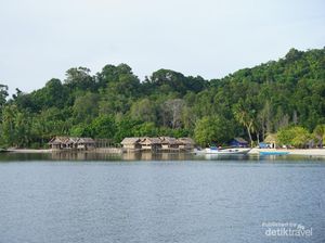 Santai Sore di Pulau Manyaifun Raja Ampat, Cantiknya Bikin Betah Santai Sore di Pulau Manyaifun Raja Ampat, Cantiknya Bikin Betah